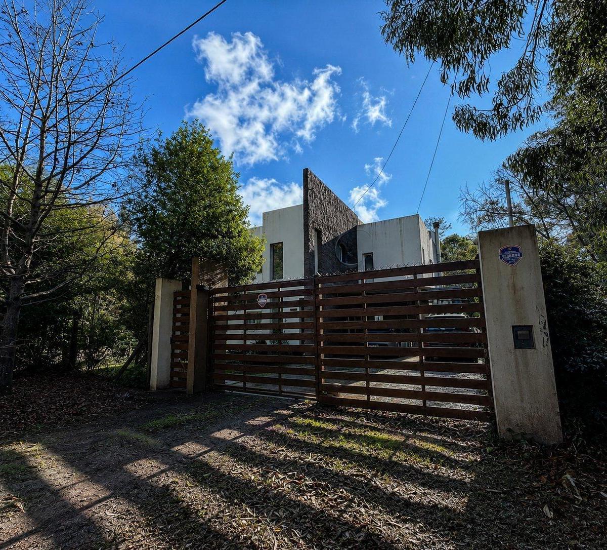 Chalet de cinco ambientes en dos plantas, con parque y cochera semicubierta