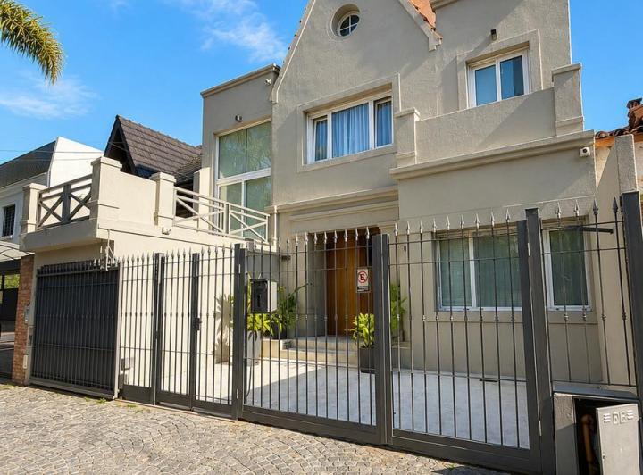 Casa · 273m² · 6 Ambientes · 2 Cocheras