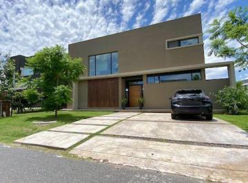 Casa · 200m² · 4 Ambientes · 2 Cocheras · Casa en Barrio Cerrado Bella Vista Chico 3 Dorm. con Pileta - Bella Vista