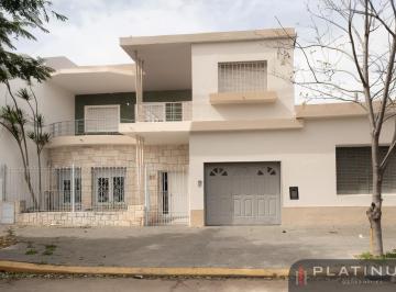 Casa · 240m² · 8 Ambientes · 1 Cochera · Casa en Venta de 3 Dorm. con Cochera - Cofico