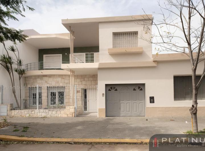 Casa · 240m² · 8 Ambientes · 1 Cochera