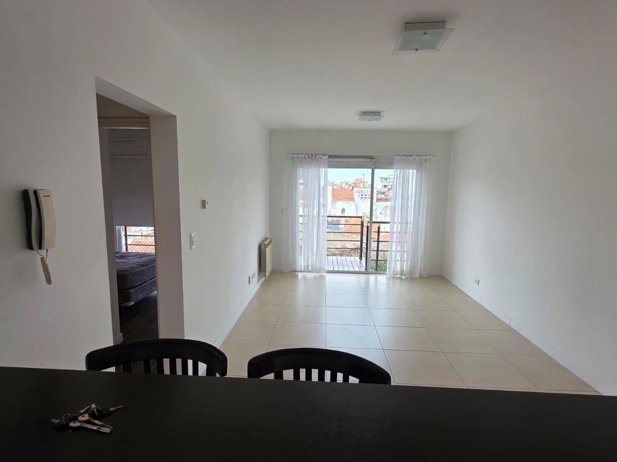 Departamento en alquiler! 2 ambientes contrafrente abierto - con balcón y cochera descubierta