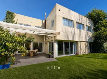 Casa · 240m² · 5 Ambientes · Casa 5 Ambientes con Gran Jardín en Rumencó