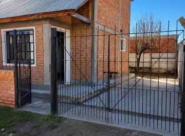 Casa de 1 ambiente, General Fernández Oro · Dúplex 1 Dormitorio con Patio y Cochera Para 2 Autos – Barrio Los Perales