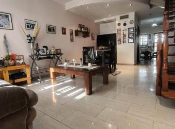 PH · 121m² · 4 Ambientes · 2 Cocheras · Venta PH Tríplex de 5 Niveles en Liniers | Cochera, Patio, Parrilla y Playroom | 190 m²
