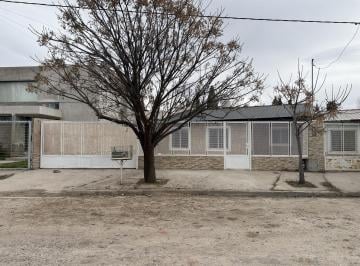 Casa · 126m² · 5 Ambientes · 1 Cochera · Casa 3 Dorm. en Venta en Centenario - Apta Crédito Hipotecario