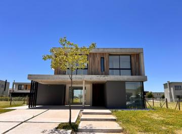 Casa · 184m² · 5 Ambientes · 4 Cocheras · Casa en Venta 3 Dorm., Barrio Cerrado Riberas Puertos del Lago