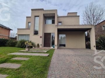 Casa · 238m² · 6 Ambientes · 2 Cocheras · Casa en Venta 6 Ambientes Barrio Cerrado Altos del Sol