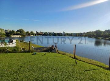 Casa · 237m² · 5 Ambientes · 5 Cocheras · Casa Al Lago en Alquiler Anual, 5 Ambientes, Amoblada, en Barrio La Comarca – General Pacheco.
