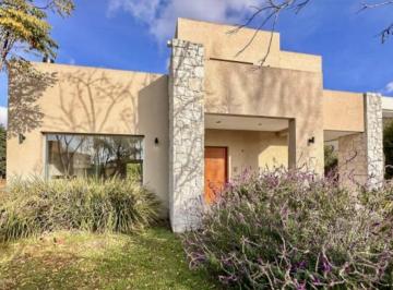 Casa · 260m² · 5 Ambientes · 1 Cochera · Casa en Venta en Fincas de Iraola Dos