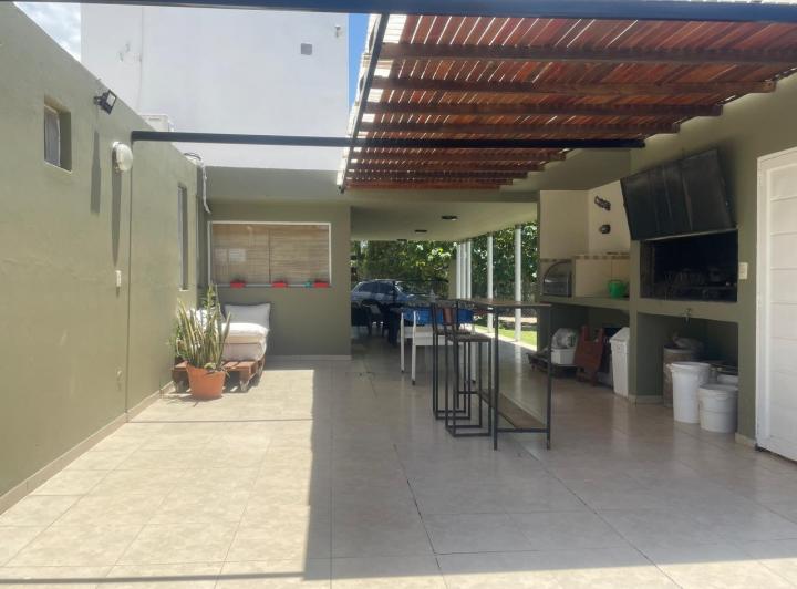 Casa · 100m² · 8 Ambientes · 2 Cocheras