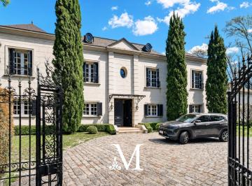 Casa · 866m² · 10 Ambientes · 4 Cocheras · Venta Casa Martinez Estilo Francés en Cul - de - Sac Sobre Lote de 1900 m²