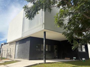 Casa · 220m² · 4 Dormitorios · 4 Cocheras · Casa en Los Castaños