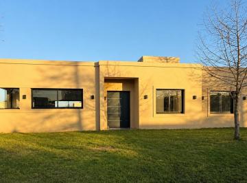 Casa · 130m² · 4 Ambientes · 2 Cocheras · Casa en Venta 4 Ambientes en Cardales