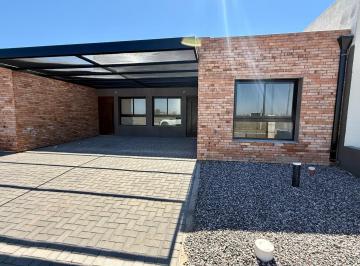 Casa · 72m² · 4 Ambientes · 1 Cochera · Duplex 2 Dorm. - Quebradas de Manantiales
