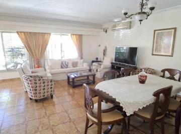 Casa · 169m² · 4 Ambientes · 2 Cocheras · Luminosa Casa 4 Ambientes, Jardin Parrilla Cochera Doble - en Venta