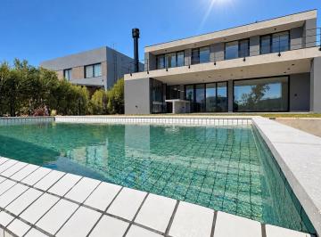 Casa · 292m² · 6 Ambientes · 2 Cocheras · Casa de Diseño Al Agua en Laguna Grande | 5 Dorm. | Laguna Grande Villa Nueva