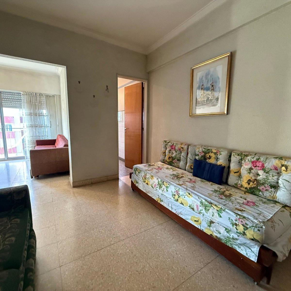 Un ambiente desplazado a la calle con balcon saliente