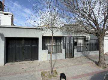 Casa · 90m² · 3 Ambientes · 1 Cochera · Casa en Área Centro Este