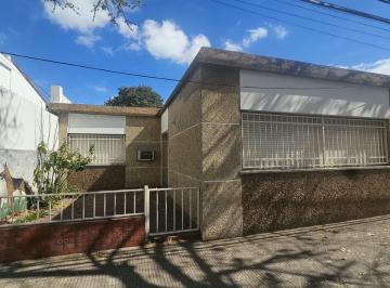 Casa · 200m² · 4 Ambientes · 5 Cocheras · Casa en Venta de 3 Dorm. en Barrio Saladillo