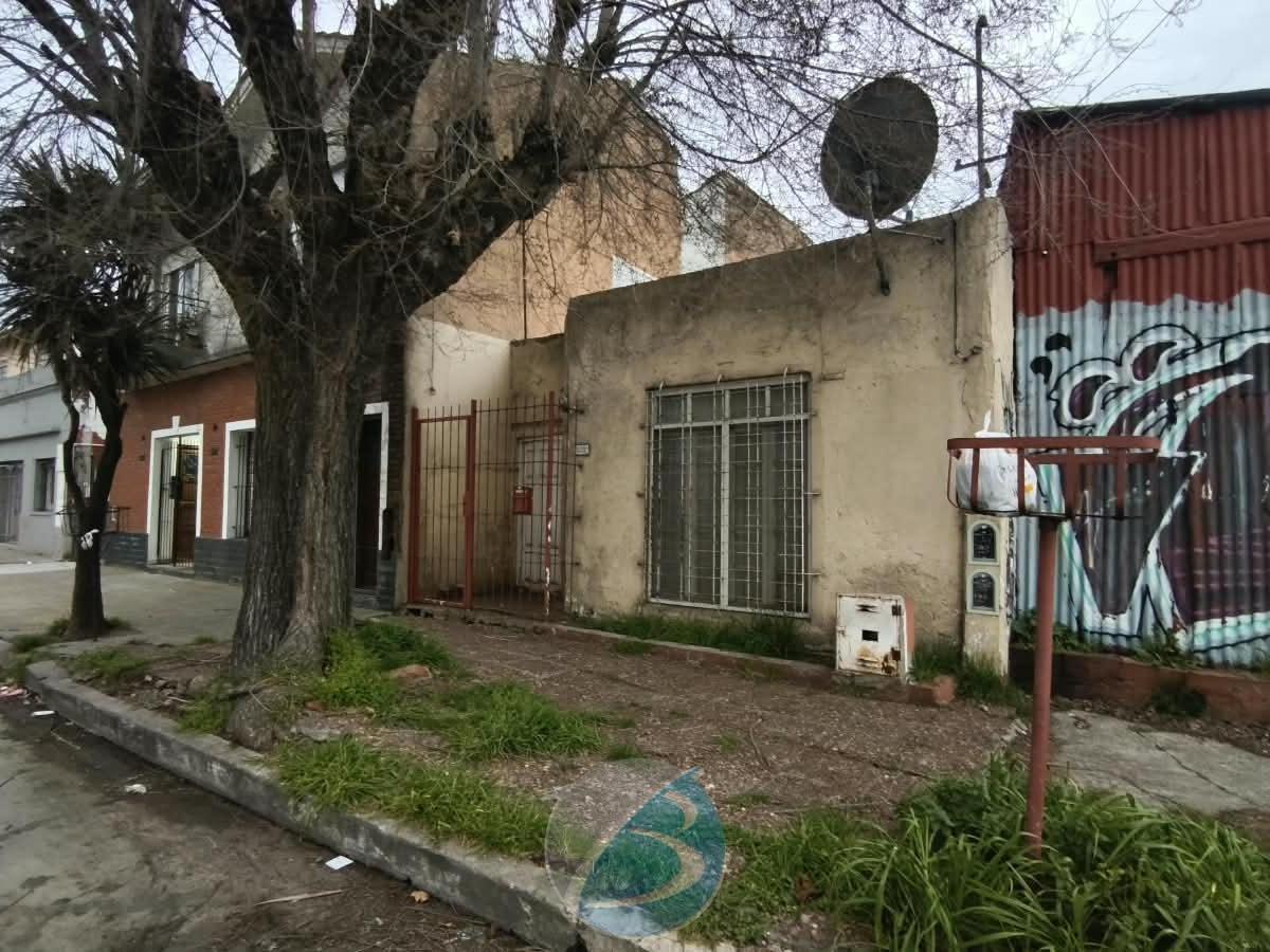 Lote en esquina de 300 m² con vivienda a demoler — San Juan