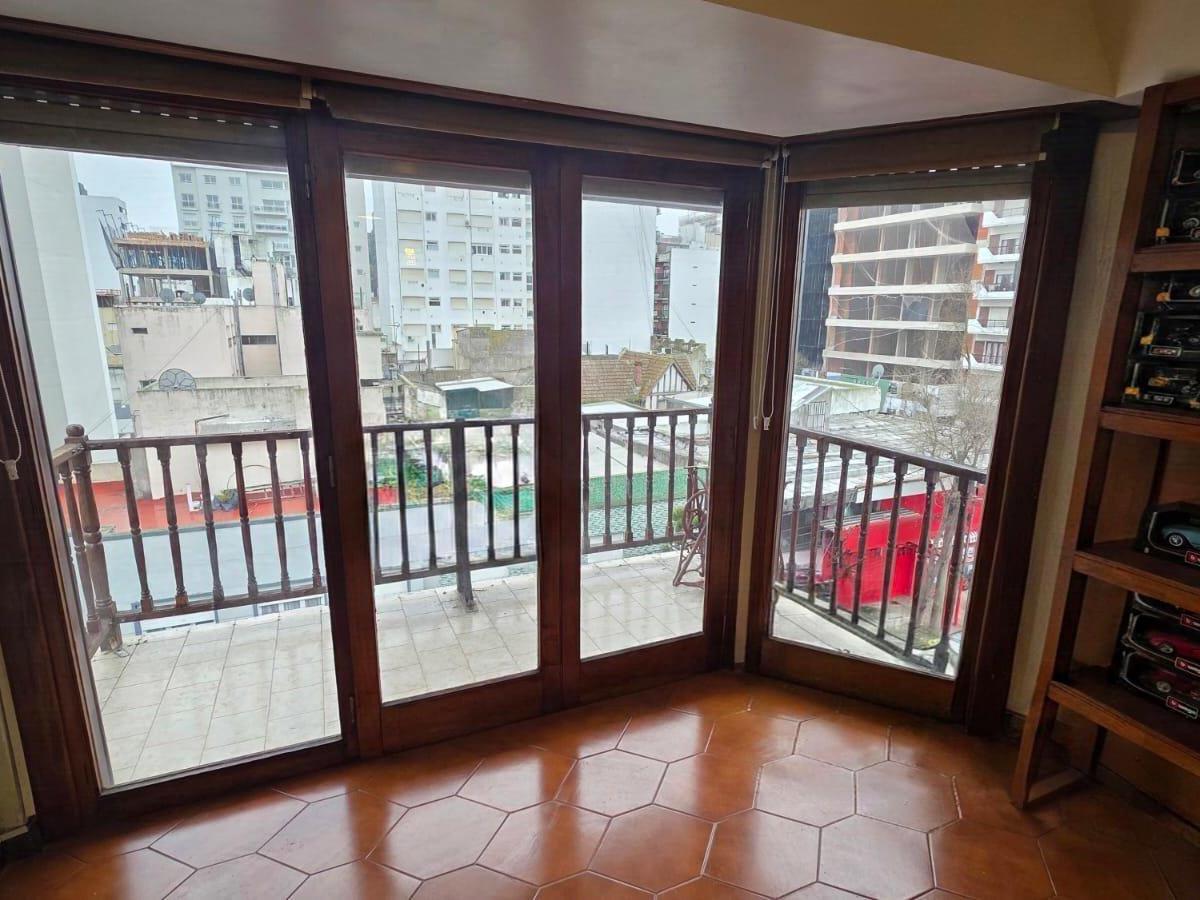 Venta semipiso de 3 ambientes al frente con 2 balcones Y cochera