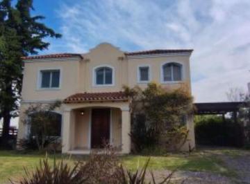 Casa en venta barrio la ComarcaLa propiedad esta desarrollada en dos plantas, en · Casa en La Comarca