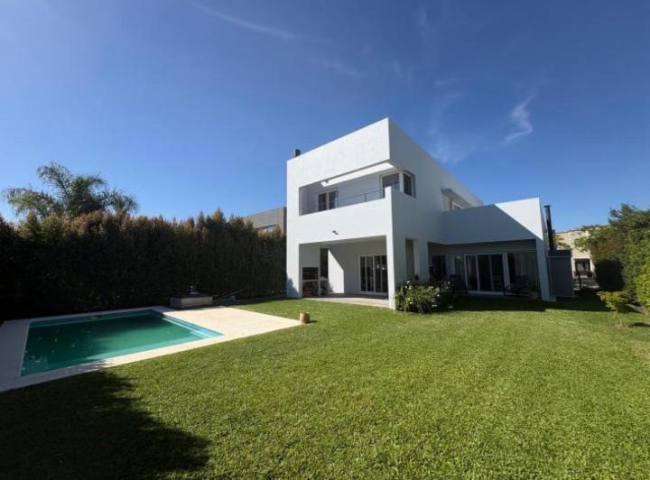 Casa · 220m² · 6 Ambientes · 3 Cocheras
