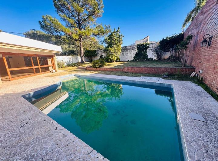 Casa · 275m² · 6 Ambientes · 3 Cocheras