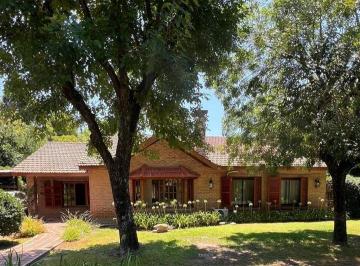 Casa · 250m² · 6 Ambientes · 4 Cocheras · Casa en Una Planta en B° Cdo Praderas de San Ignacio, San Miguel