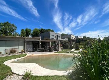 Casa · 180m² · 4 Ambientes · 2 Cocheras · Casa en Santa Guadalupe