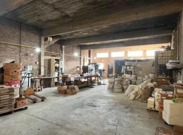 Local comercial · 235m² · 3 Ambientes · 1 Cochera · Galpon en Alquiler