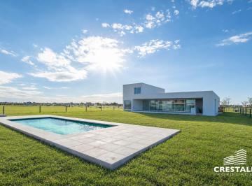 Casa · 222m² · 5 Ambientes · 2 Cocheras · Venta / Permuta - Casa 3 Dorm. en Barrio Privado - Vida Club de Campo, Funes.