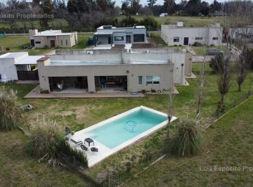 Casa · 211m² · 5 Ambientes · 2 Cocheras · Casa Venta Barrio Cerrado Los Juncos Lujan 5 Ambientes Piscina