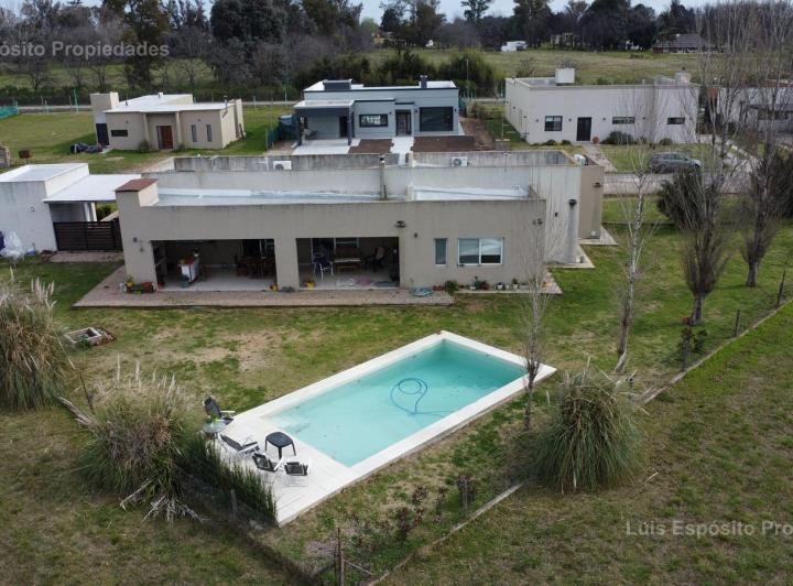 Casa · 211m² · 5 Ambientes · 2 Cocheras