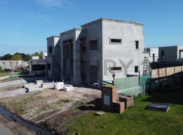 Casa · 340m² · 4 Ambientes · 1 Cochera · Casa en Venta 4 Ambientes Rumenco Joven
