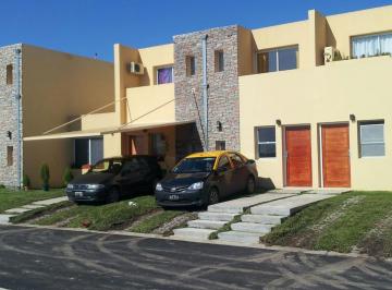 Casa · 65m² · 2 Ambientes · 1 Cochera · Casa en Alquiler Barrio " Los Robles " - Monte Grande