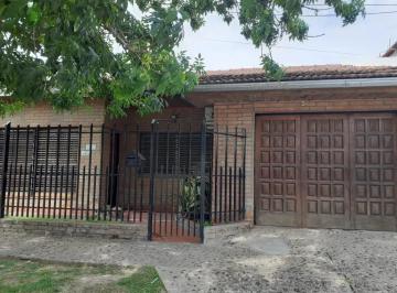 Casa de 4 ambientes, Hurlingham · Chalet con Pileta Natación en William Morris. Lote 10 X 42 m. Cerca de El Retiro Rugby Club