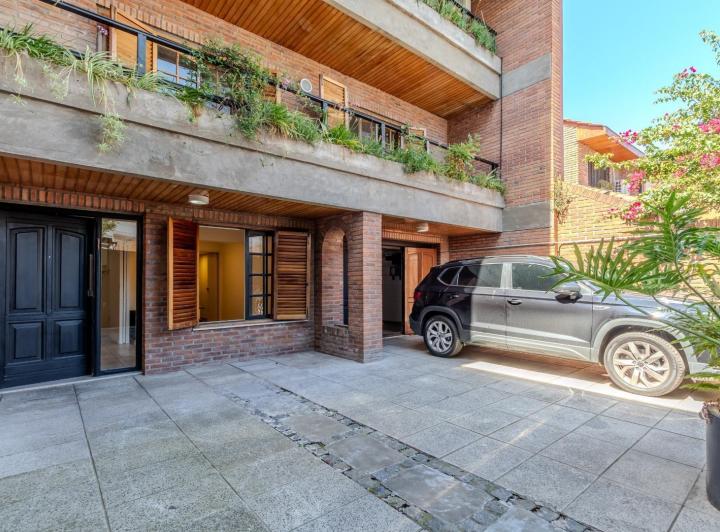 Casa · 383m² · 6 Ambientes · 4 Cocheras