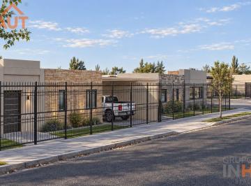 PH · 200m² · 4 Ambientes · 1 Cochera · PH de 2 Dorm en Venta en B° La Viña, Cipolletti