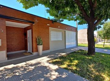 Casa de 4 ambientes, Esperanza · Casa de 280 m² con 2 Dorm. en Venta en Esperanza