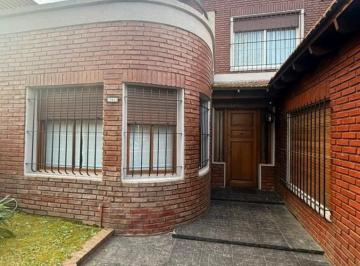 Casa · 241m² · 5 Ambientes · 3 Cocheras · Casa Chalet en Venta en Banfield, Lomas de Zamora, G. B. a. Zona Sur