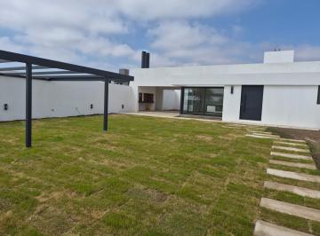 Casa · 187m² · 6 Ambientes · 2 Cocheras · Casa en Venta en Pampas de Manantiales, 3 Dorm., Galería, Planta Baja.