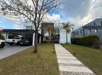Casa · 400m² · 7 Ambientes · 1 Cochera · Casa en Alquiler a La Laguna en Nordelta Cabos del Lago • At