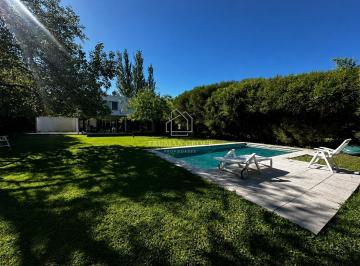 Casa · 1m² · 4 Ambientes · 2 Cocheras · Casa en Venta en Santa Catalina, Villanueva, Tigre • At
