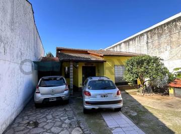 Casa · 221m² · 6 Ambientes · Casa con Potencial Profesional y Residencial en Llavallol