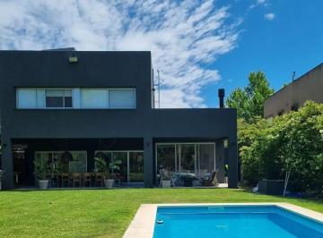 Casa · 200m² · 4 Ambientes · 2 Cocheras · Casa en Alquiler Temporario en Barrio La Laguna Rincon de Milberg