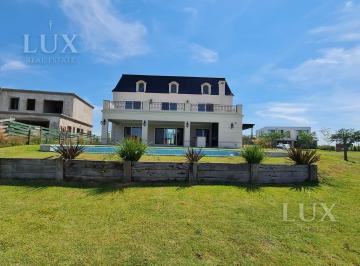 Casa · 341m² · 7 Ambientes · 4 Cocheras · Casa en Alquiler Anual con Vista a La Laguna Barrio Marinas