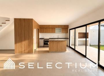 Casa · 160m² · 6 Ambientes · Casa a Estrenar en Costas de Manantiales | 3 Dorm (1 Suite), Galería con Asador y Gas