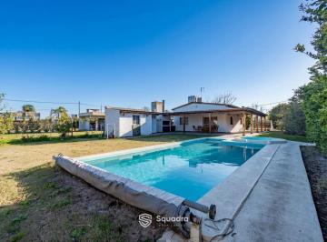 Casa · 93m² · 3 Ambientes · 4 Cocheras · Venta | Permuta - Casa de 2 Dorm. Comodín, Piscina, Cochera y Parrillero - Acequias, Roldán.